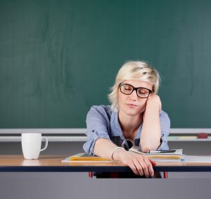 müde junge frau vor der schultafel