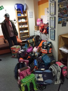 Spendenübergabe von Schulranzen