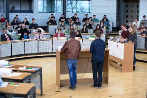 Schüler beim wettbewerb "Jugend debattiert" 2016 im Sächsischen Landtag