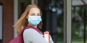 Schülerin mit Maske