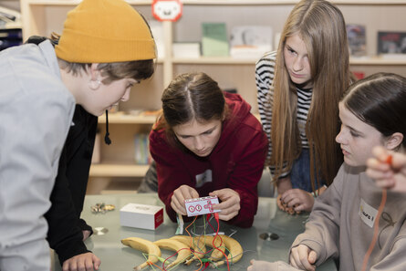 Jugendliche beim Programmieren